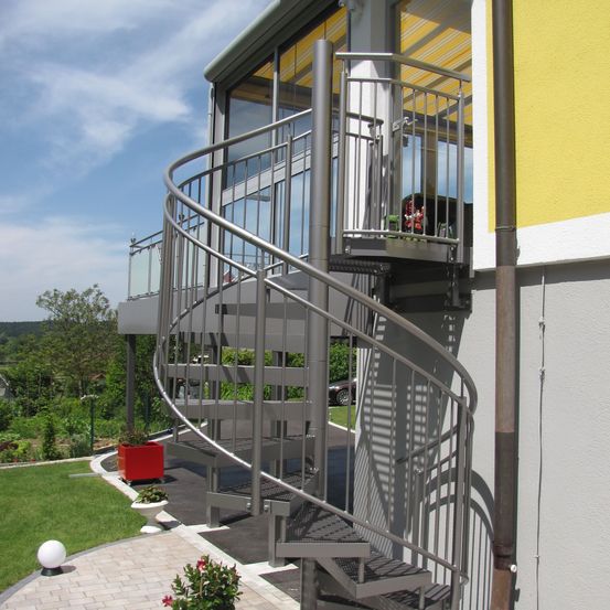 Bild enthält, Handrail, Architecture, Building, House, Housing, Staircase, Plant, Railing, Machine, Wheel