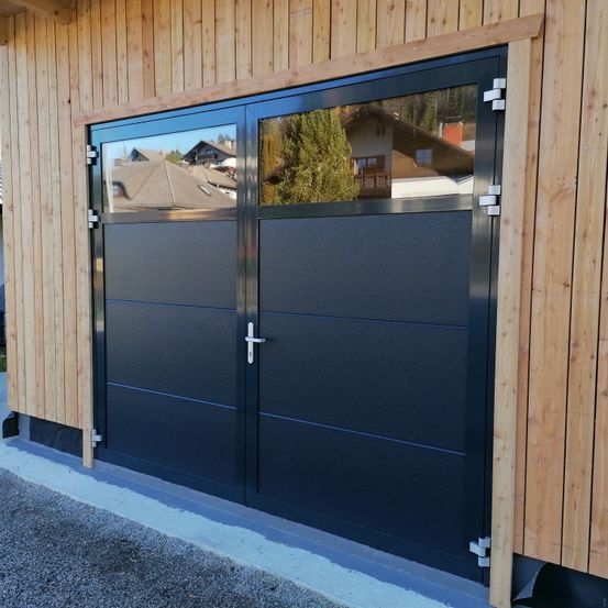 Bild enthält, Indoors, Interior Design, Door, Garage, Architecture, Building, Housing, House, Person