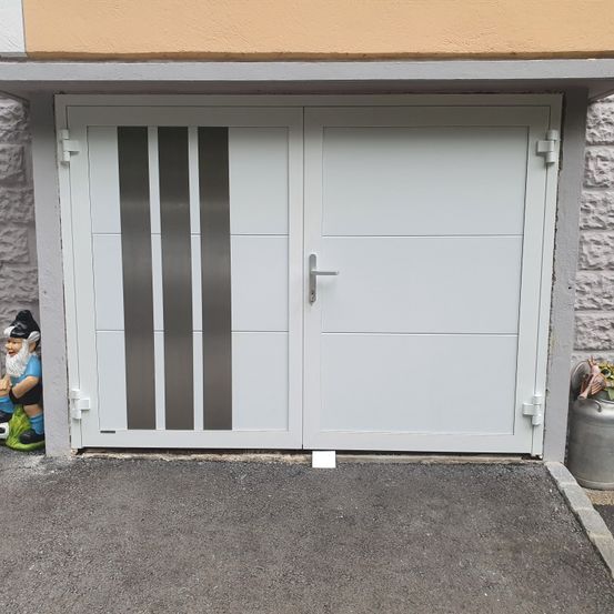 Bild enthält, Door, Person, Garage, Indoors, Architecture, Building, Housing