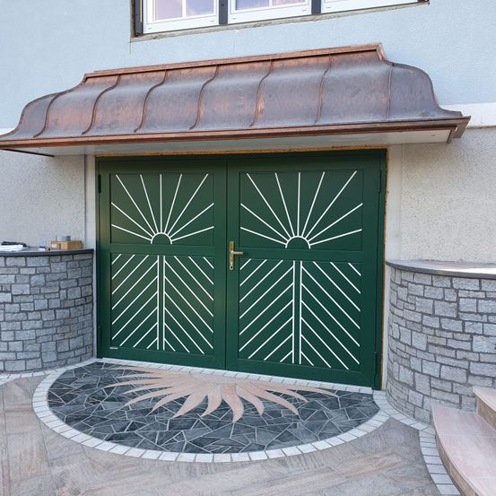 Bild enthält, Path, Walkway, Indoors, Door, Flagstone, Architecture, Building, Housing, Staircase, Garage