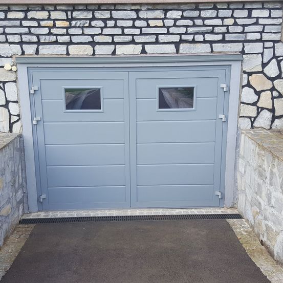 Bild enthält, Path, Walkway, Flagstone, Building, Wall, Road, Indoors, Garage, Door, Cobblestone