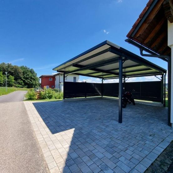 Bild enthält, Building, Housing, Outdoors, Floor, House, Aerial View, Machine, Wheel, Motorcycle, Driveway