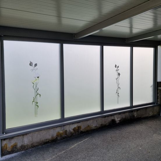 Bild enthält, Architecture, Building, Door, Indoors, Interior Design, Sliding Door, Garage