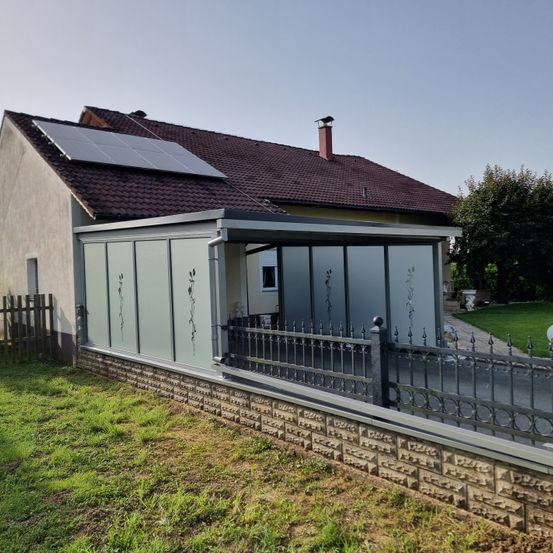 Bild enthält, Outdoors, Nature, Yard, Indoors, Interior Design, Building, Housing, Grass, Picket Fence, House