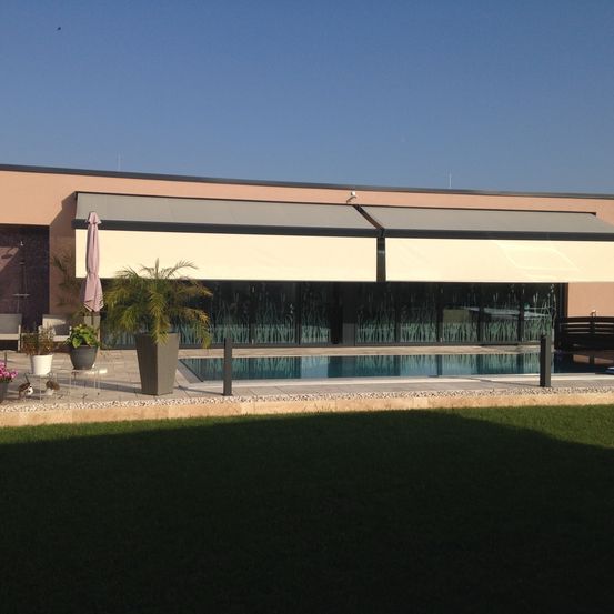 Bild enthält, Building, Housing, Villa, Grass, Plant, Office Building, Awning, Pool, Patio, Lawn