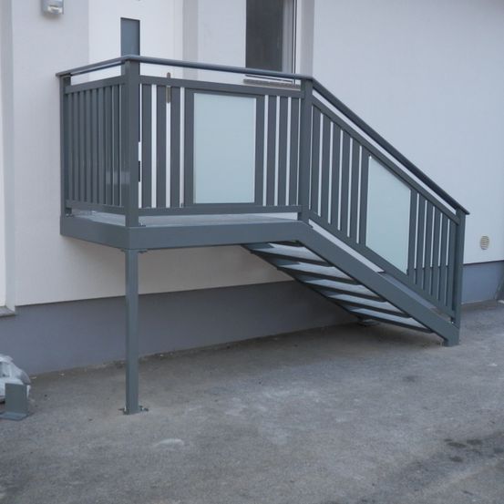 Bild enthält, Handrail, Railing, Architecture, Building, House, Housing, Staircase, Car, Vehicle, Person