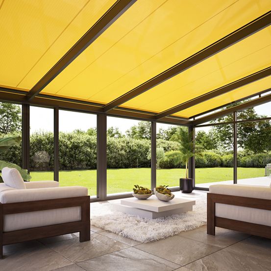 Bild enthält, Coffee Table, Table, Floor, Interior Design, Flooring, Porch, Plant, Chair, Patio, Couch