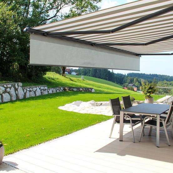 Bild enthält, Grass, Plant, Housing, Porch, Patio, Chair, Backyard, Pergola, Canopy, Awning