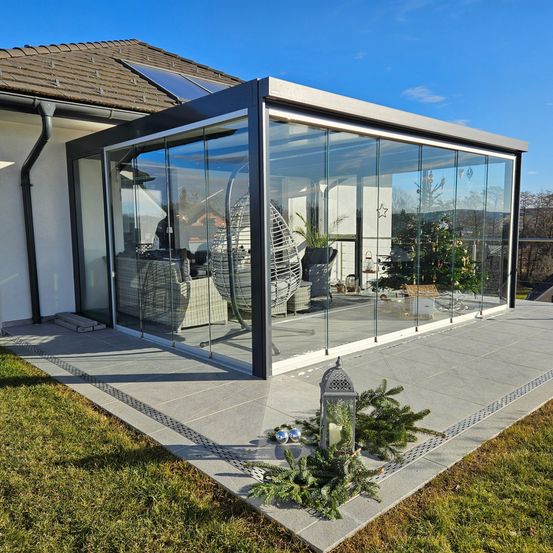 Bild enthält, Door, Indoors, Interior Design, Building, Housing, House, Floor, Outdoors, Garden, Patio