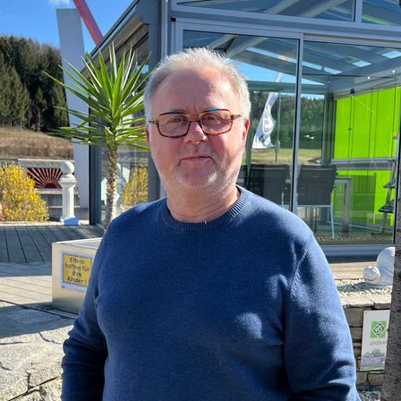 Bild enthält, Adult, Male, Man, Person, Senior Citizen, Glasses, Face, Portrait, Sweater