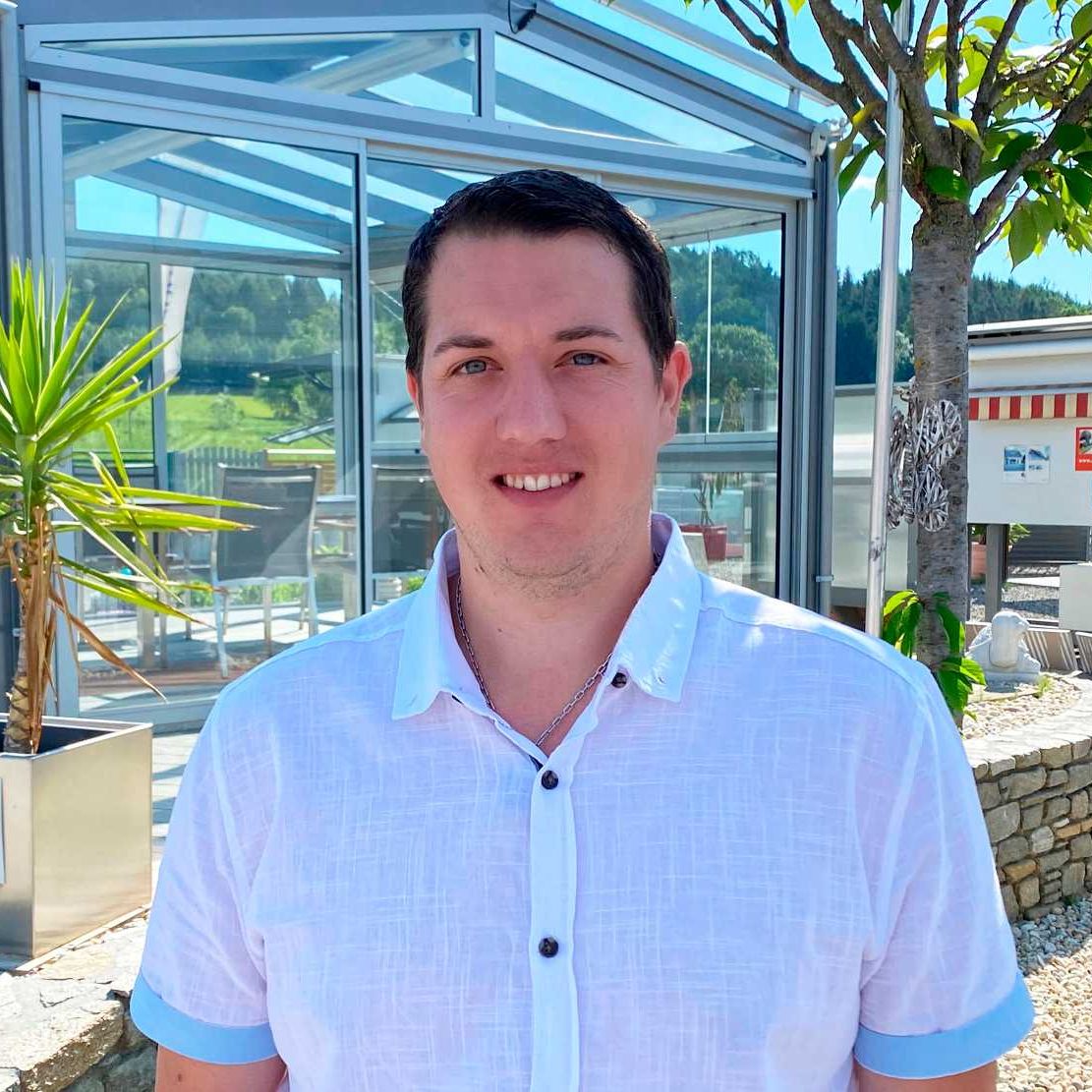 Bild enthält, Sleeve, Shirt, Adult, Male, Man, Person, Face, Head, Portrait