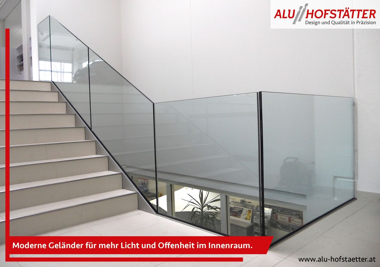 Eine Treppe mit Glasgeländer und Stufen, die zu einem tieferen Bereich mit Pflanzen und einem Fenster führen. Der Text lautet: 'Geländer für mehr Licht und Offenheit im Innenraum.'