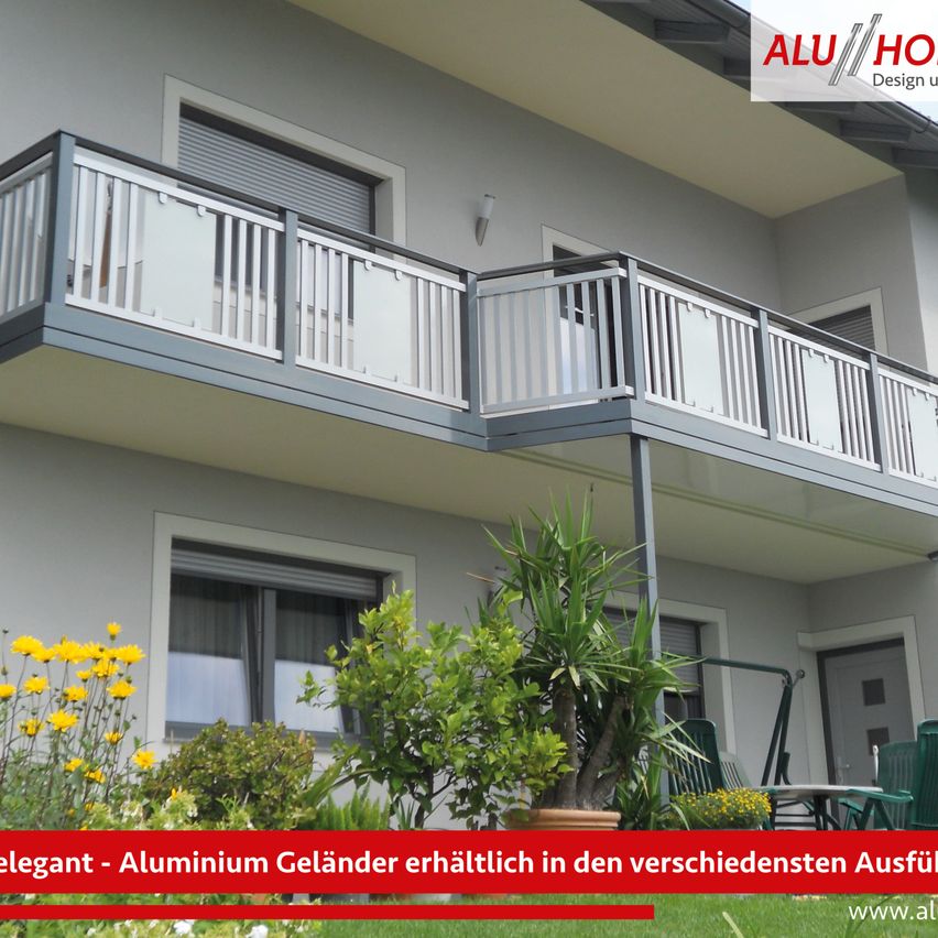 Elegant Aluminium-Geländer in verschiedenen Ausführungen erhältlich. Ein Haus mit einem Balkon, geschmückt mit Geländern, Pflanzen und Blumen. Besuchen Sie www.alu-design.com für mehr.