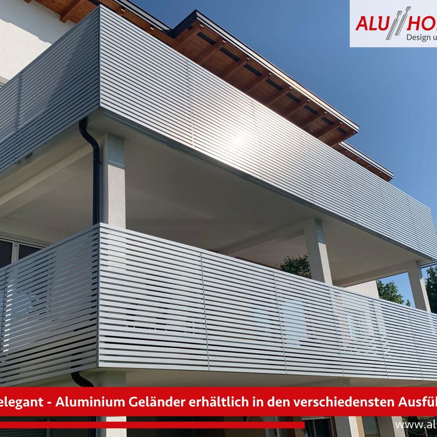 Das Bild zeigt ein modernes Haus mit Aluminiumgeländern auf den Balkonen, entworfen von ALU/HO Design. Die Balkone haben ein schlankes, vertikales Lamellendesign. Das Haus hat ein braunes Holzdach.