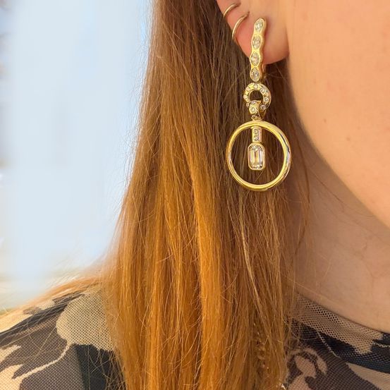 Bild enthält, Accessories, Earring, Jewelry, Person