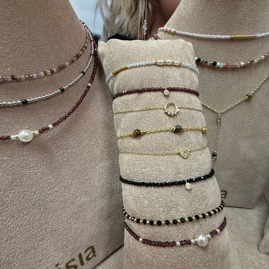 Bild enthält, Accessories, Jewelry, Necklace, Head, Person