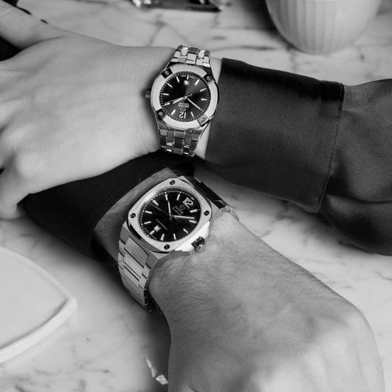 Bild enthält, Wristwatch, Arm, Body Part, Person, Hand, Finger, Coffee, Coffee Cup, Baby, Wrist