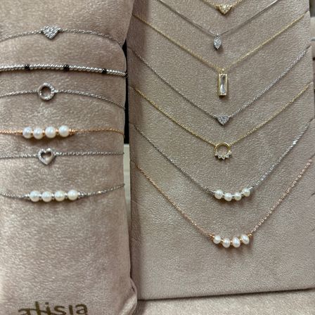 Bild enthält, Accessories, Jewelry, Necklace, Home Decor, Pendant