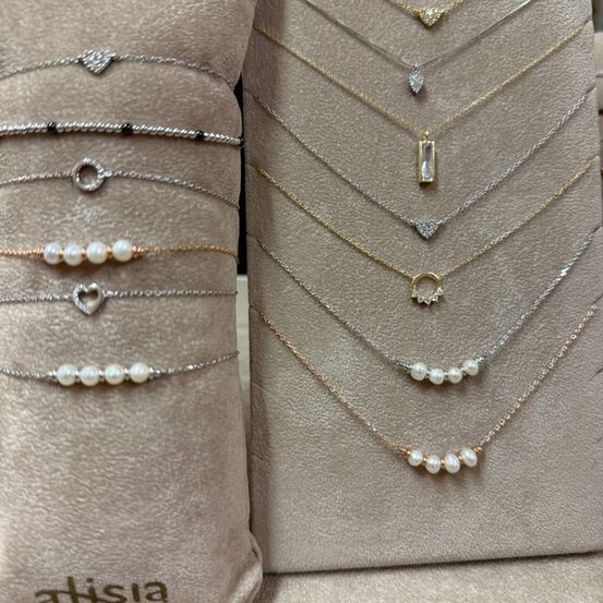 Bild enthält, Accessories, Jewelry, Necklace, Home Decor, Pendant