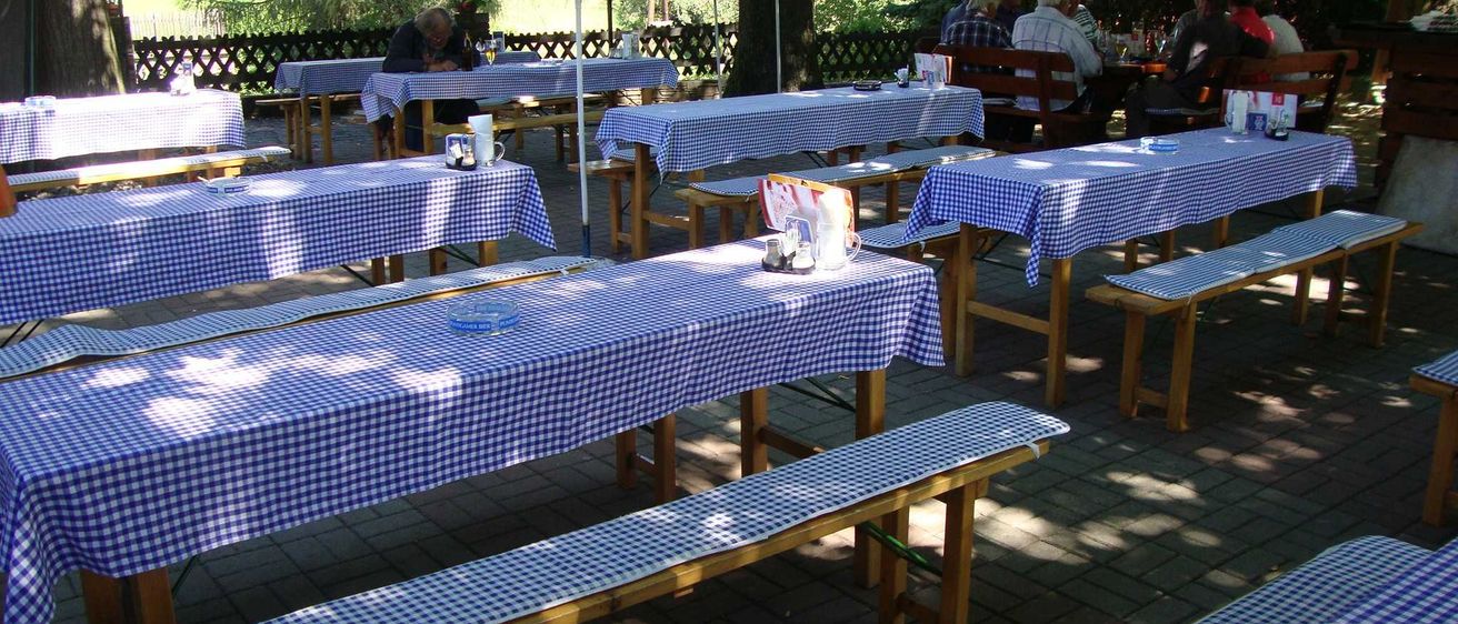 Bild enthält, Indoors, Restaurant, Tablecloth, Dining Table, Furniture, Table, Cafeteria, Person, Bench, Grass