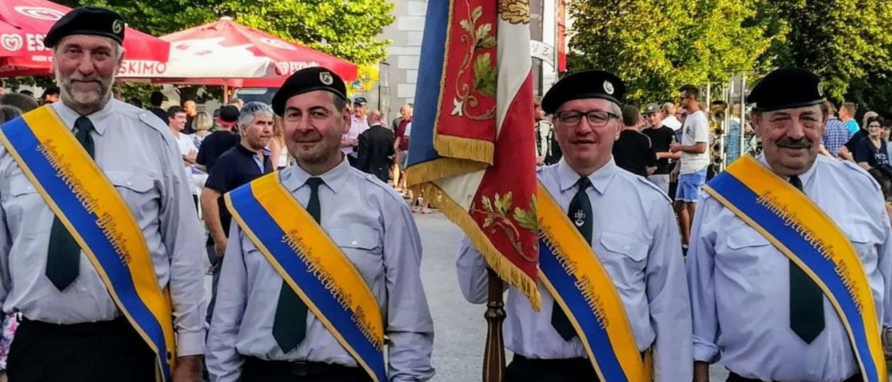 Bild enthält, Adult, Male, Man, Person, People, Clothing, Coat, Cricket Bat, Sport, Face