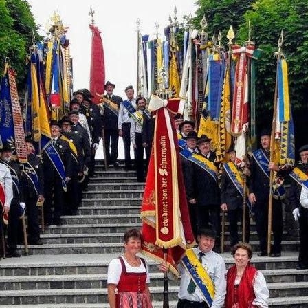 Bild enthält, People, Person, Clothing, Glove, Hat, Marching