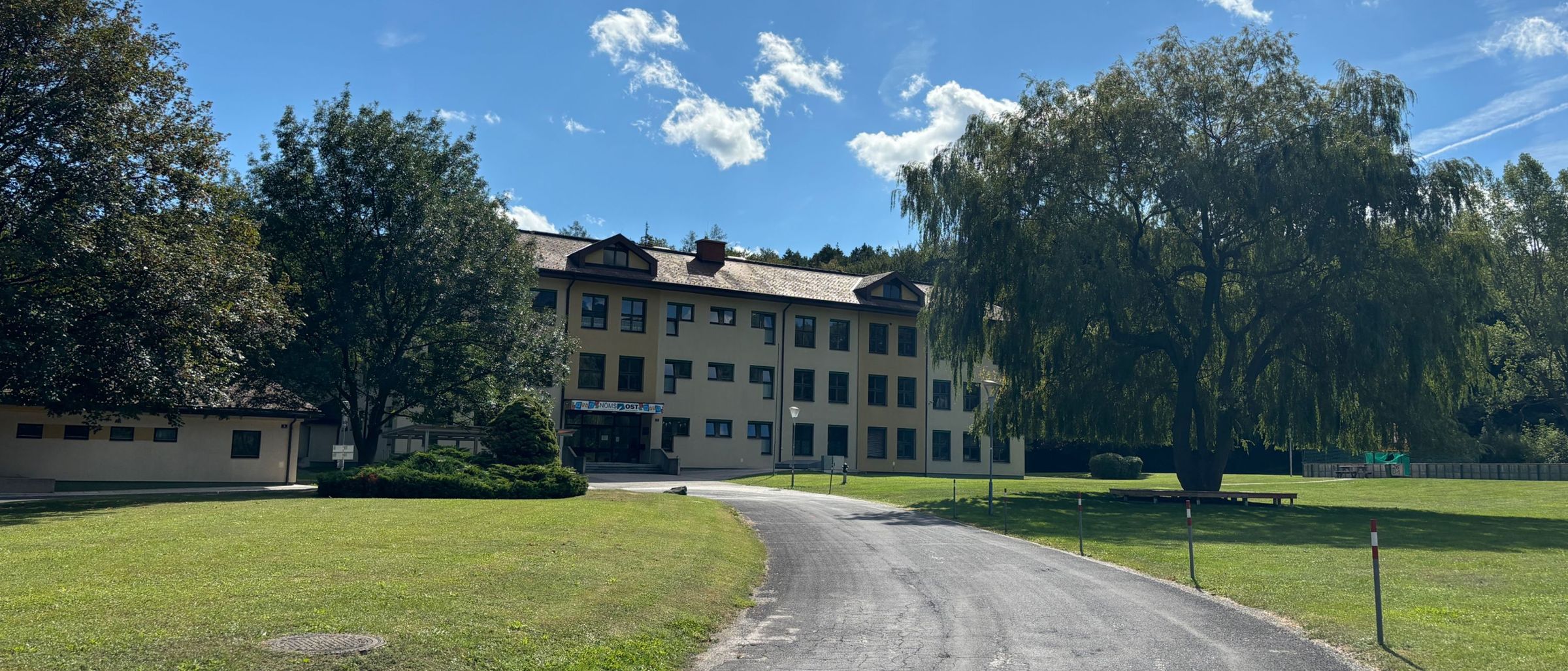 Bild enthält, Road, Grass, Plant, Tarmac, Building, Campus, Lawn, Tree, City, Outdoors