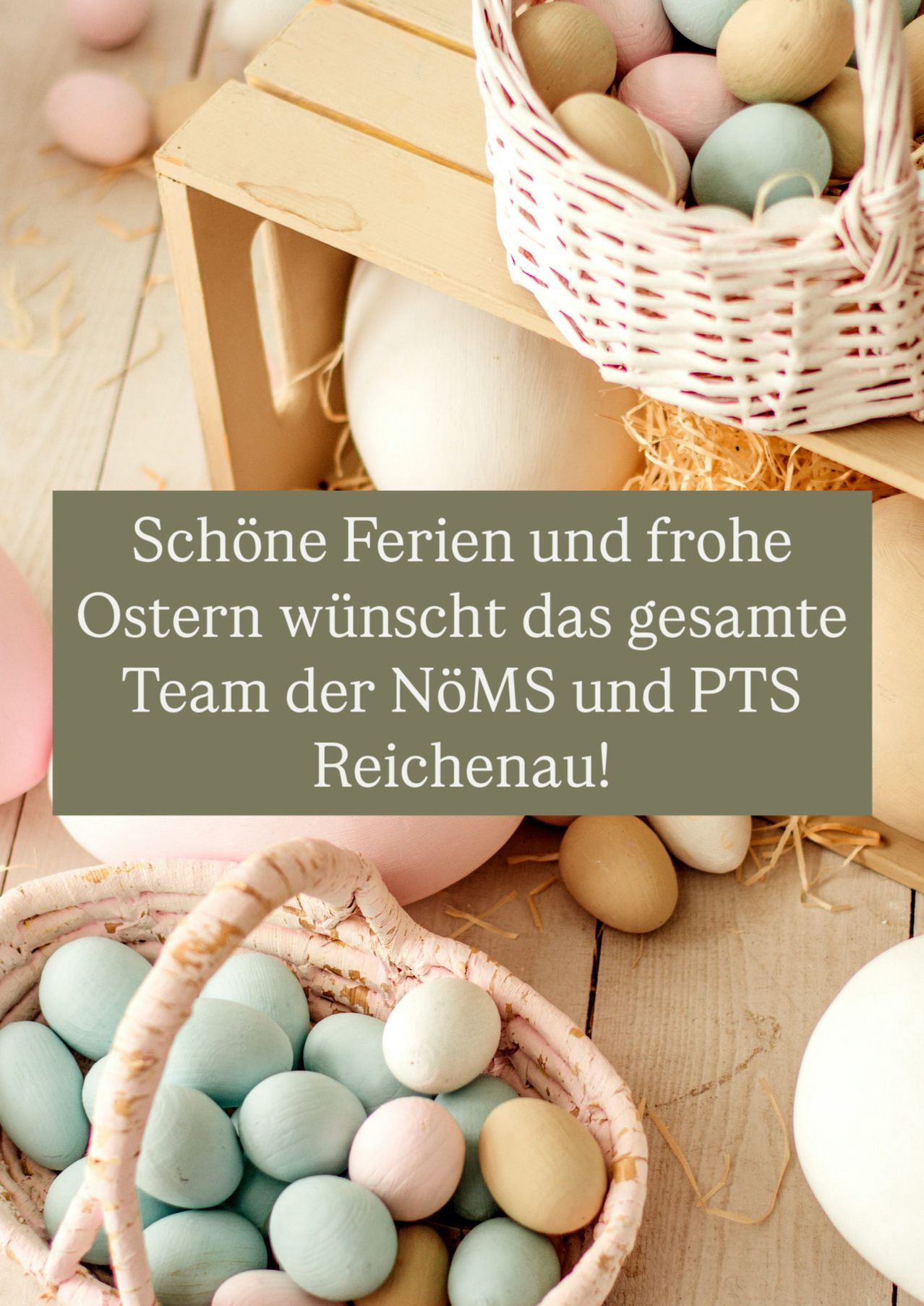 Korb mit bunten Ostereiern auf einer Holzoberfläche. Eine Nachricht vom Team von NOMS und PTS Reichenau mit frohem Ostergruß.