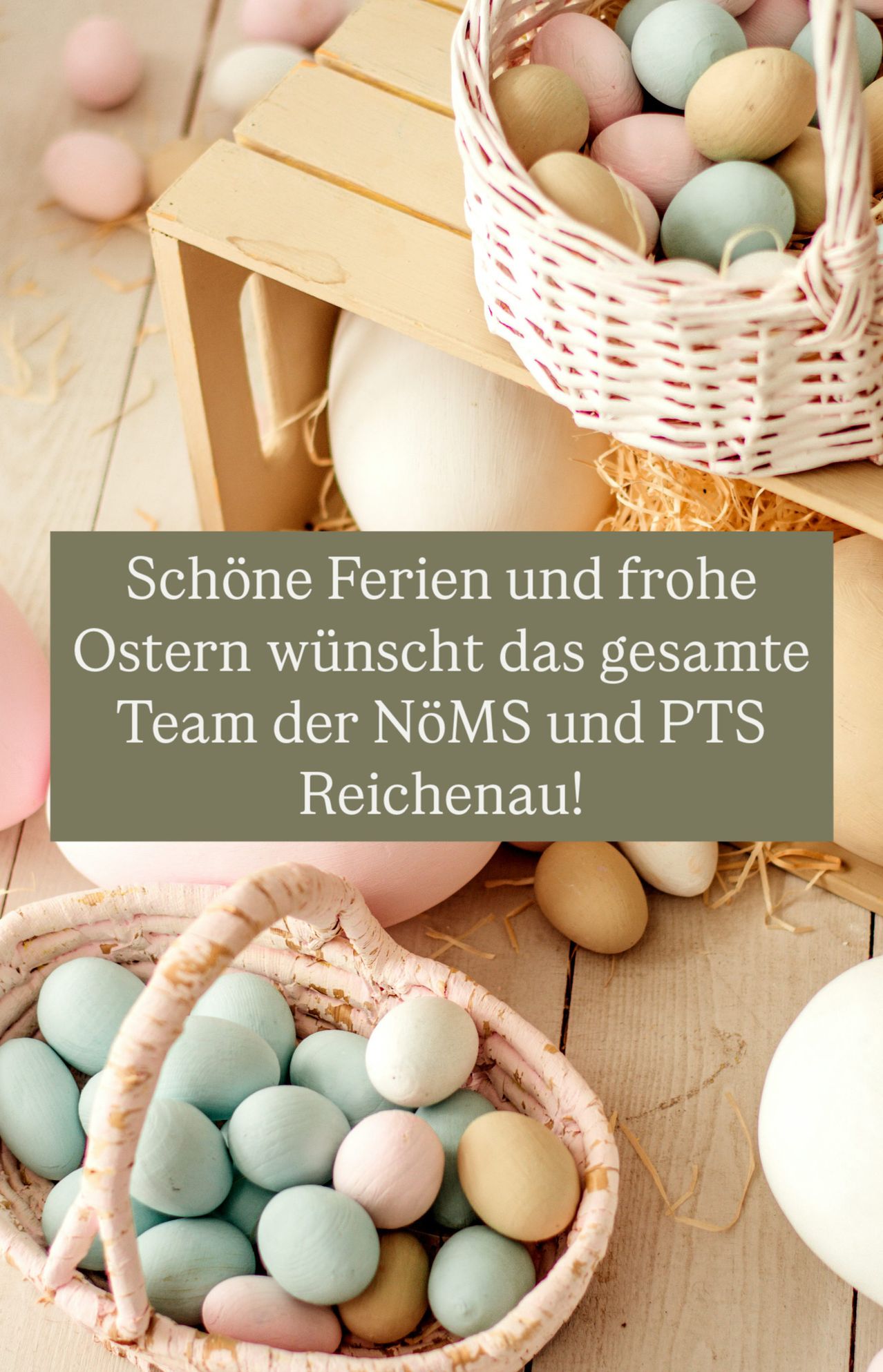 Korb mit bunten Ostereiern auf einer Holzoberfläche. Eine Nachricht vom Team von NOMS und PTS Reichenau mit frohem Ostergruß.