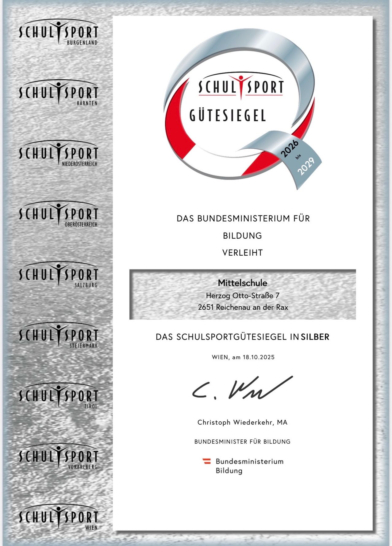 Ein Zertifikat vom Bundesministerium für Bildung verleiht das 'Schulsportgutezeichen' in Silber an die Mittelschule Herzog Otto-Straße 7, 2651 Reichenau an der Rax. Die Preisverleihung findet am 18.10.2025 in Wien statt. Unterzeichnet von Christoph Wiederkehr, MA, Bundesminister für Bildung.