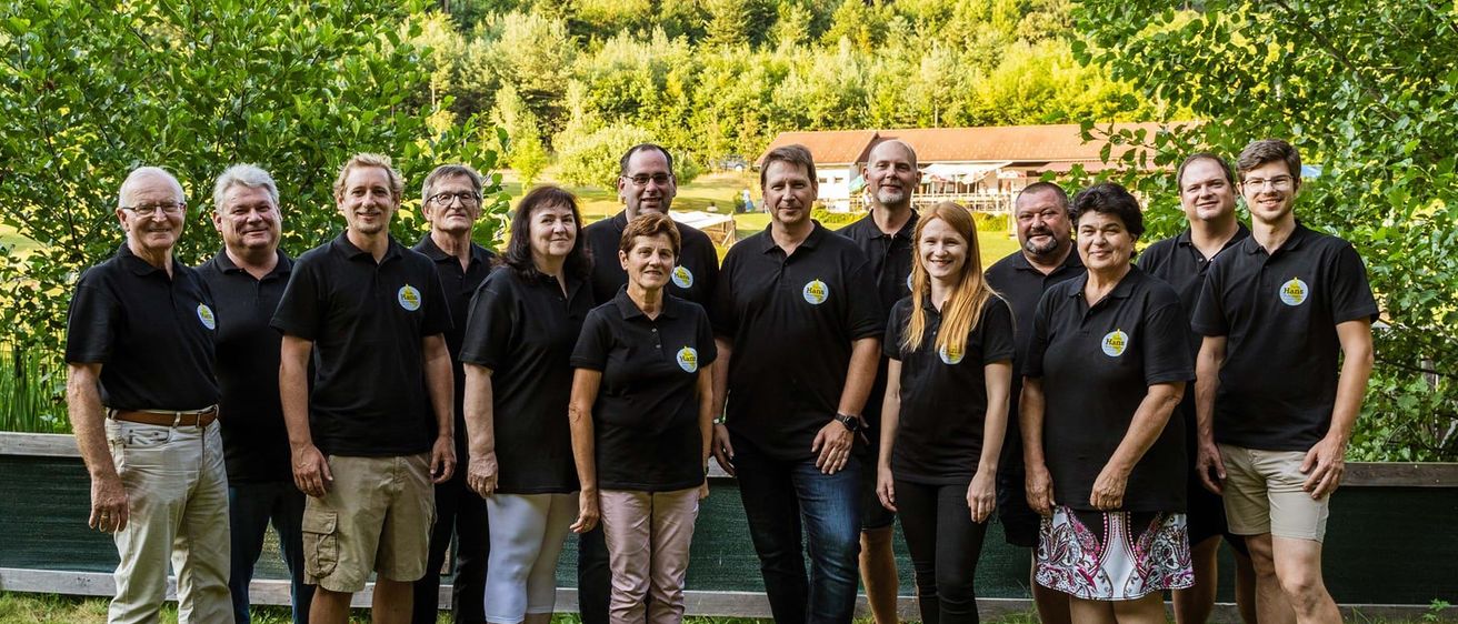 Bild enthält, Groupshot, Person, Vegetation, People, Grass, Nature, Outdoors, Park, Shorts, Man