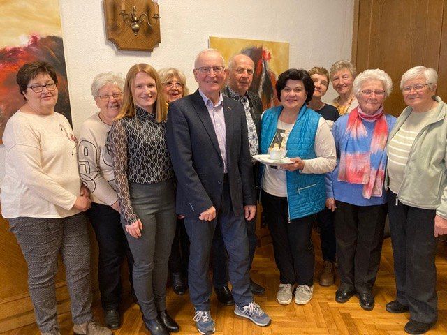 Bild enthält, People, Person, Pants, Jacket, Groupshot, Blazer, Adult, Female, Woman, Man