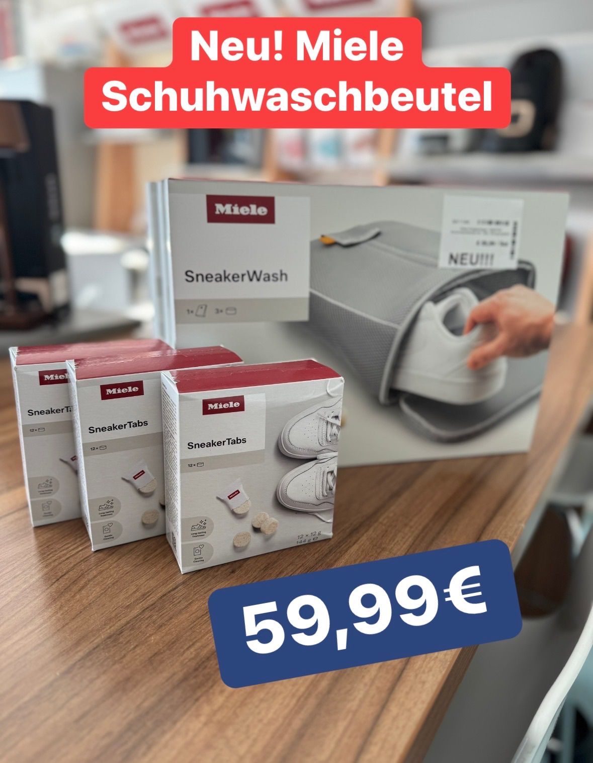 Auf einem Holztisch sind eine Box mit Miele SneakerTabs und eine Schuhwaschtasche zu sehen, wobei eine Hand einen Sneaker hineinlegt, zum Preis von 59,99 Euro.