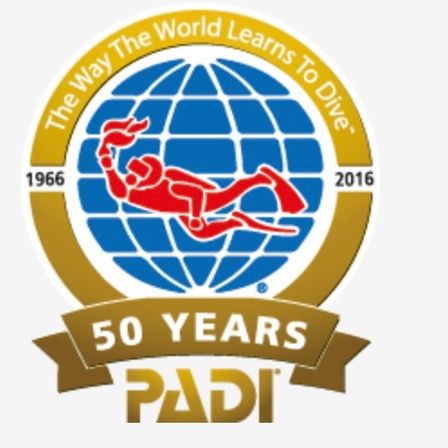 Ein kreisförmiges Logo für den 50. Geburtstag von PADI, das einen Taucher in einem gelben Kreis mit blauer Kugel zeigt, datiert von 1966 bis 2016.