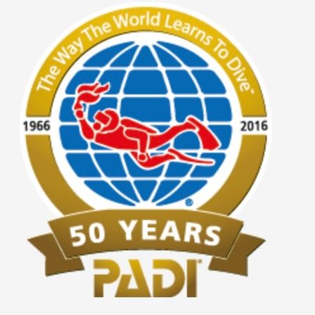 Das Logo zeigt einen Taucher in Rot vor einer blauen Weltkarte, mit den Jahren 1966 und 2016 auf beiden Seiten und '50 Jahre PADI' darunter.