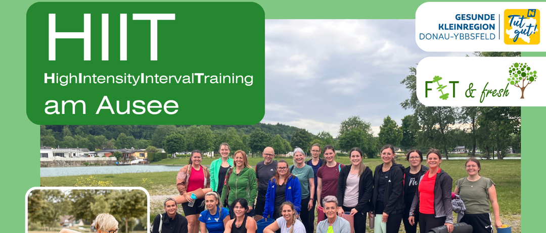 Ein HIIT-Kurs findet am See statt, mit einer Gruppe in Sportkleidung, einige knien und halten Yogamatten. Der Flyer bewirbt HIIT, ein hochintensives Training mit abwechselnden intensiven und kurzen Erholungsphasen. Kurszeiten sind von 18:18 bis 18:50 Uhr. Anmeldung unter kerstin.stopfer@hotmail.com.