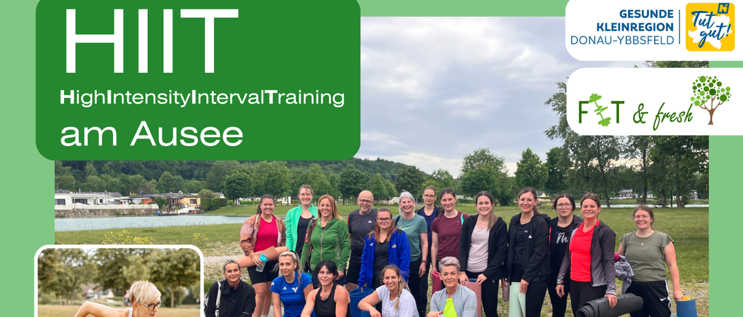 Das Bild zeigt einen Flyer für einen Fitnesskurs. Es zeigt eine Gruppe von Menschen, die Yoga-Posen machen, mit einer Frau, die im Vordergrund hockt. Der Flyer enthält Details zum Kurs, einschließlich der Termine, Zeiten und des Ortes. Es enthält auch Informationen über die Kursgebühr und wie man sich anmeldet.