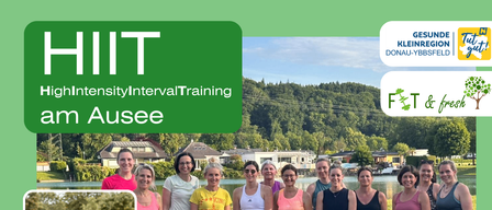 Ein Poster bewirbt eine HIIT-Trainingseinheit. Es zeigt eine Gruppe von Frauen in Trainingskleidung am See. Die Einheit findet von 18 bis 18:50 Uhr statt. Die Anmeldung erfolgt online oder direkt bei Kerstin Stopfer.