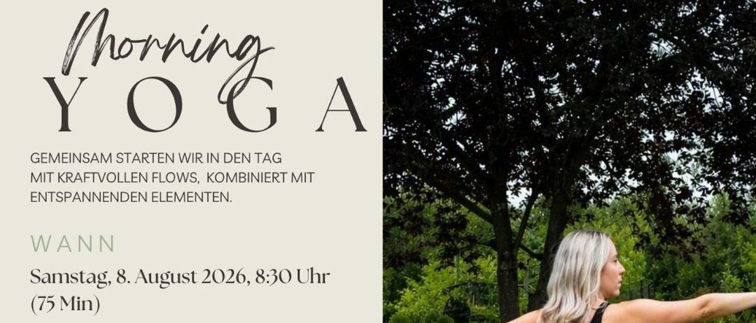 Eine Frau praktiziert Yoga im Freien auf einer rosa Matte. Das Bild enthält Textüberlagerungen mit Details zu einer Morgenyoga-Session, Datum, Ort und Kontaktinformationen.