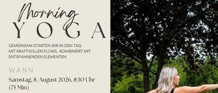 Eine Frau praktiziert Yoga im Freien auf einer rosa Matte. Das Bild enthält Textüberlagerungen mit Details zu einer Morgenyoga-Session, Datum, Ort und Kontaktinformationen.