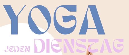 Eine Frau in schwarzer Yoga-Kleidung führt eine Yoga-Pose auf einem beigen Hintergrund aus. Der Text über ihr lautet 'Yoga', 'Jeden Dienstag', '18:30 Uhr', '75 min' und 'Mehrzwecksaal Blindenmarkt'. Unter dem Bild befinden sich Zeitplan und Preisinformationen.
