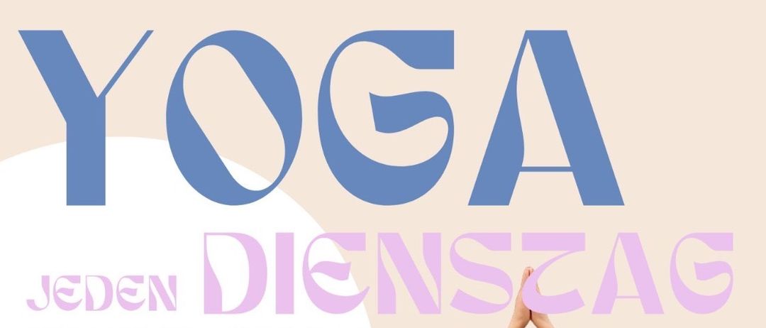Eine Frau in schwarzer Yoga-Kleidung führt eine Yoga-Pose auf einem beigen Hintergrund aus. Der Text über ihr lautet 'Yoga', 'Jeden Dienstag', '18:30 Uhr', '75 min' und 'Mehrzwecksaal Blindenmarkt'. Unter dem Bild befinden sich Zeitplan und Preisinformationen.