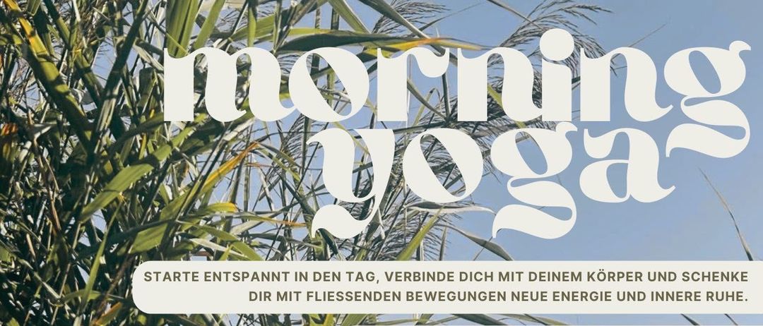 Eine Frau sitzt auf einem Steg am See, mit einem Yoga-Poster im Hintergrund. Das Poster bewirbt eine Yoga-Sitzung am 23. August 2026 um 8:30 Uhr für 75 Minuten.