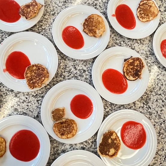 Bild enthält, Food, Food Presentation, Ketchup, Grain, Granola, Produce, Plate, Bread