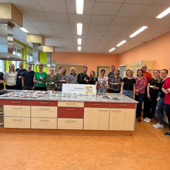 Bild enthält, Cafeteria, Indoors, Restaurant, Shoe, Wristwatch, Person, Adult, Male, Man, Shop