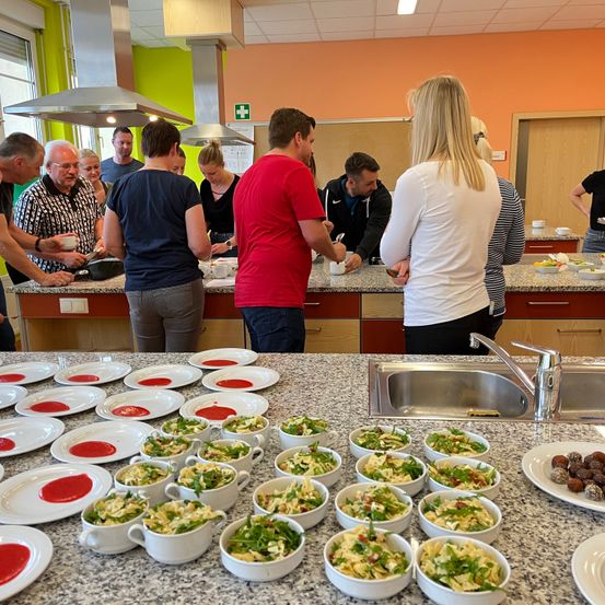 Bild enthält, Cafeteria, Indoors, Restaurant, Meal, Buffet, Adult, Female, Person, Woman, Man