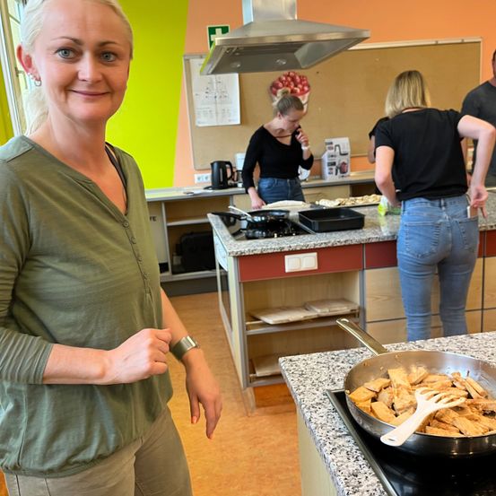 Bild enthält, Cafeteria, Indoors, Restaurant, Meal, Adult, Female, Person, Woman, Buffet, Lunch