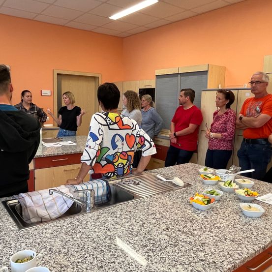 Bild enthält, Cafeteria, Indoors, Restaurant, Meal, Adult, Female, Person, Woman, Male, Man