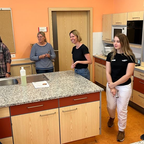 Bild enthält, Adult, Female, Person, Woman, Kitchen, Shoe, Sink, Male, Man, Glasses