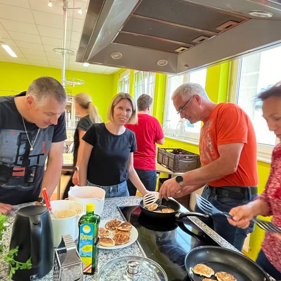 Bild enthält, Adult, Female, Person, Woman, Fork, Male, Man, Glasses, Wristwatch, Belt